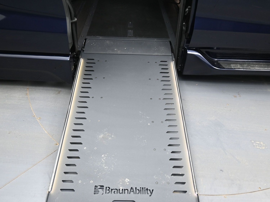 Blue Toyota Sienna image number 10