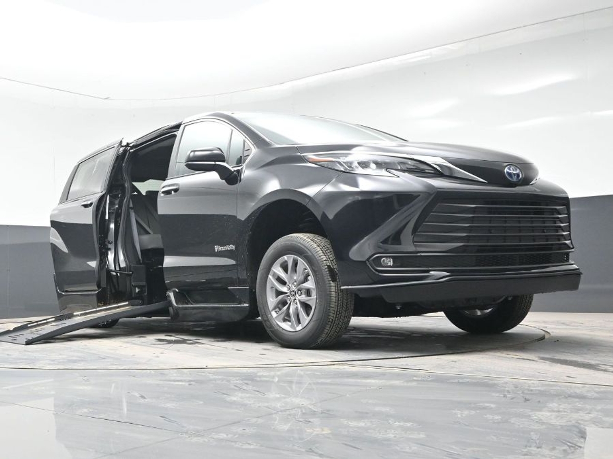 2025 TOYOTA SIENNA - Image 25