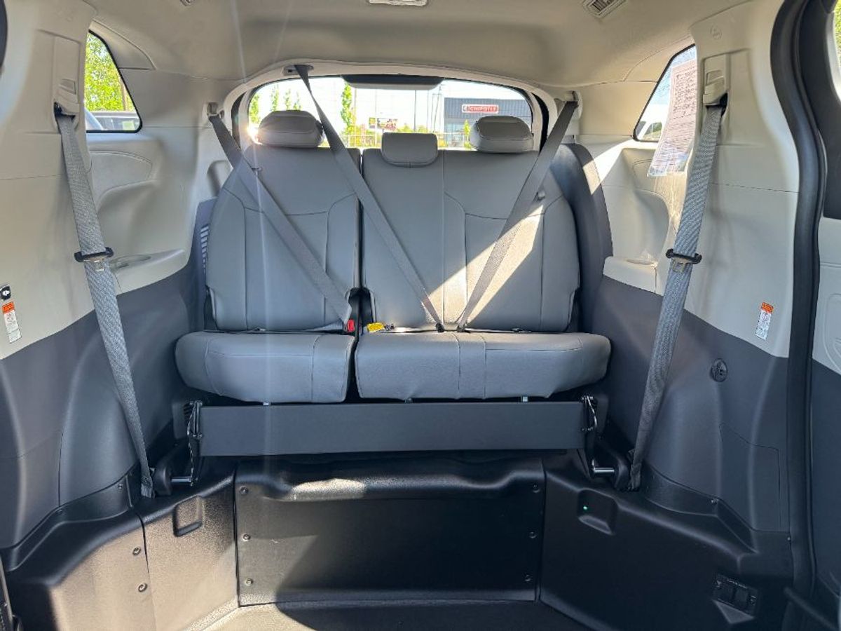 Silver Toyota Sienna image number 12