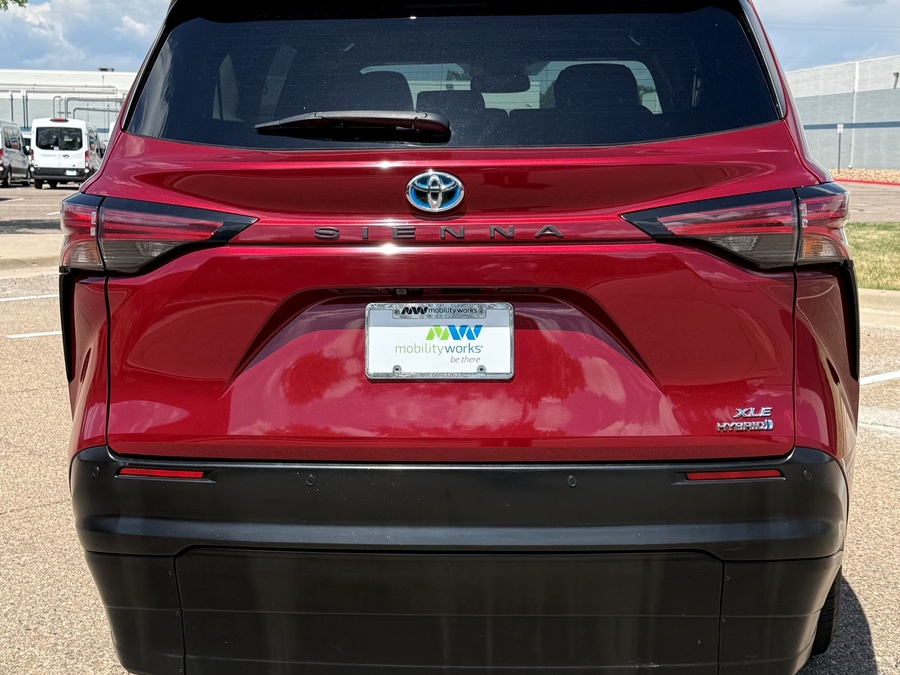 Red Toyota Sienna image number 4