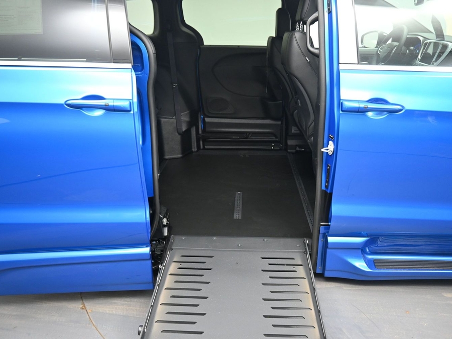 Blue Chrysler Pacifica image number 10