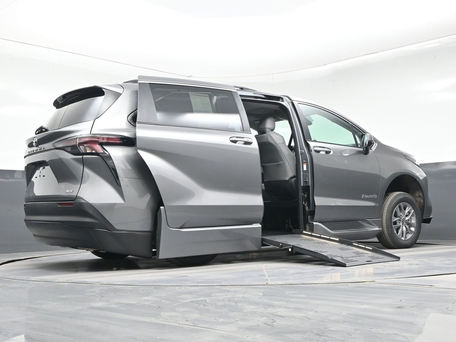 Grey Toyota Sienna image number 18