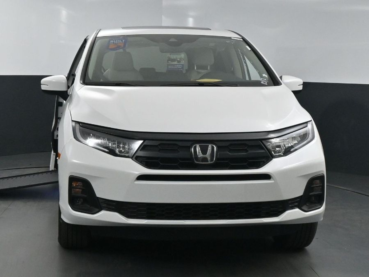 White Honda Odyssey image number 2