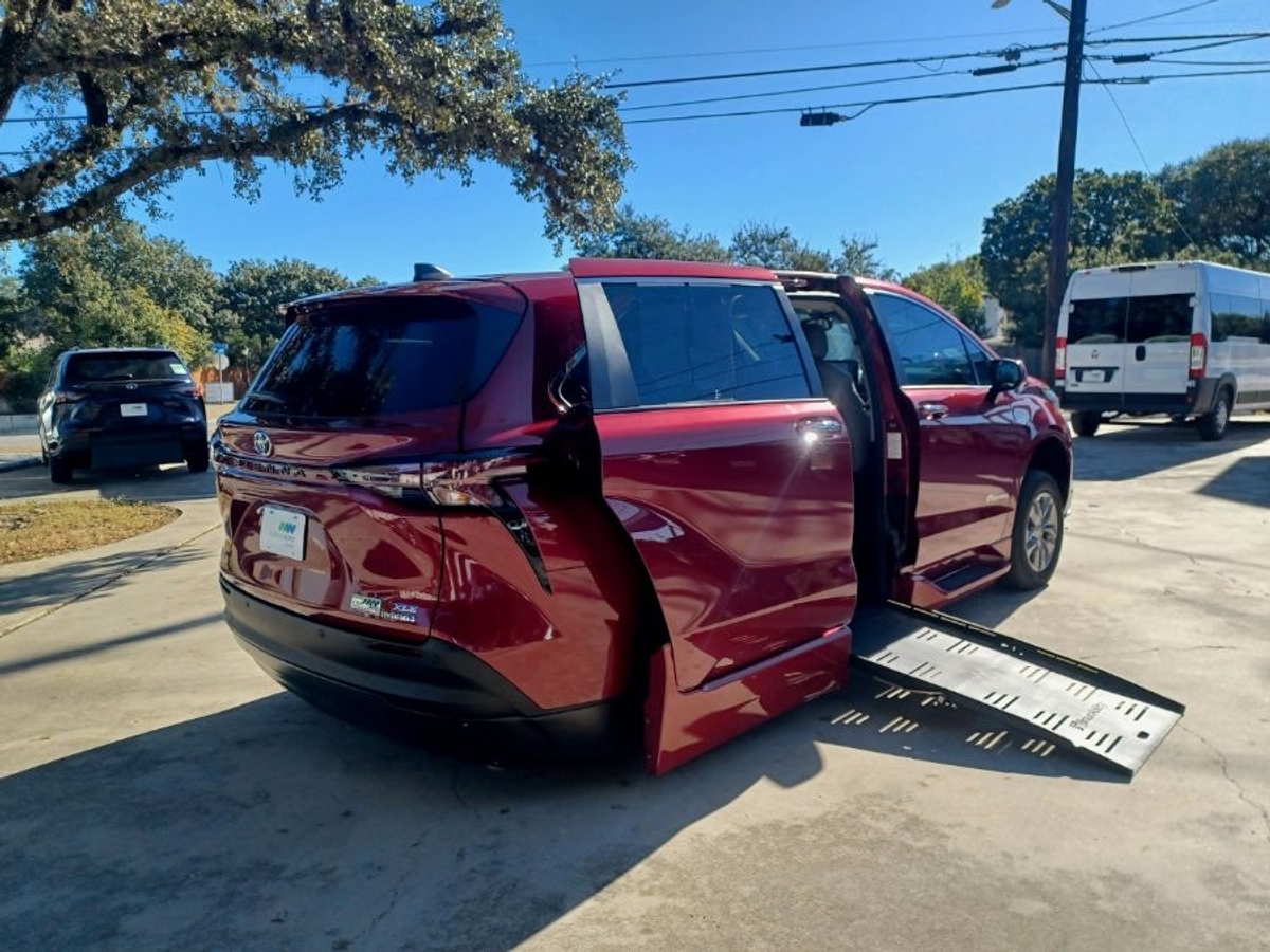 2023 TOYOTA SIENNA - Image 3