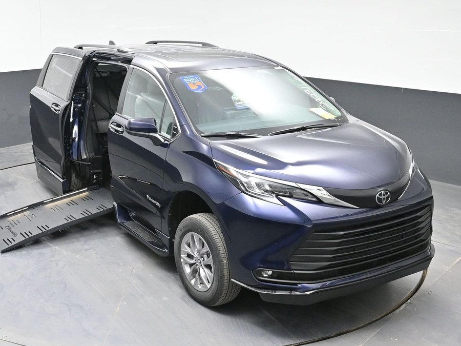 New 2026 Toyota Sienna Hybrid XLE Plus - BraunAbility Side Entry Entry Fold Out Automatic Ramp