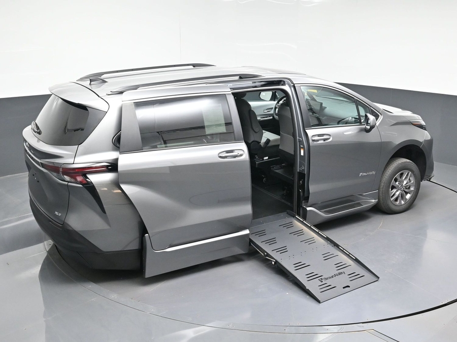 New 2026 Toyota Sienna Hybrid XLE Add - BraunAbility Side Entry Entry Fold Out Automatic Ramp