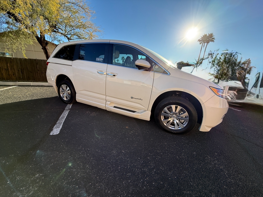 2016 Honda Odyssey SE's photo