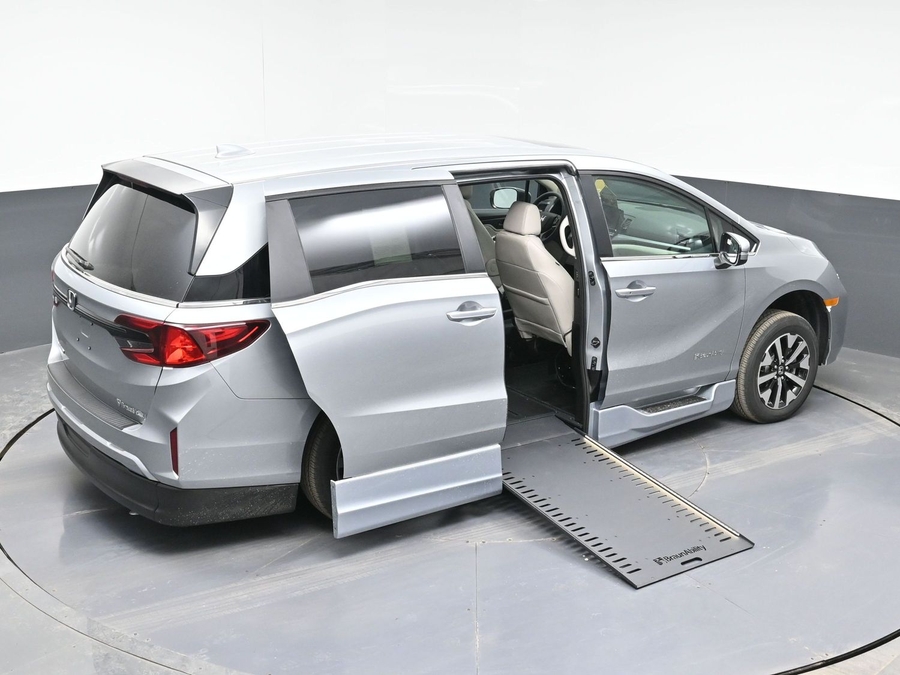Silver Honda Odyssey image number 25