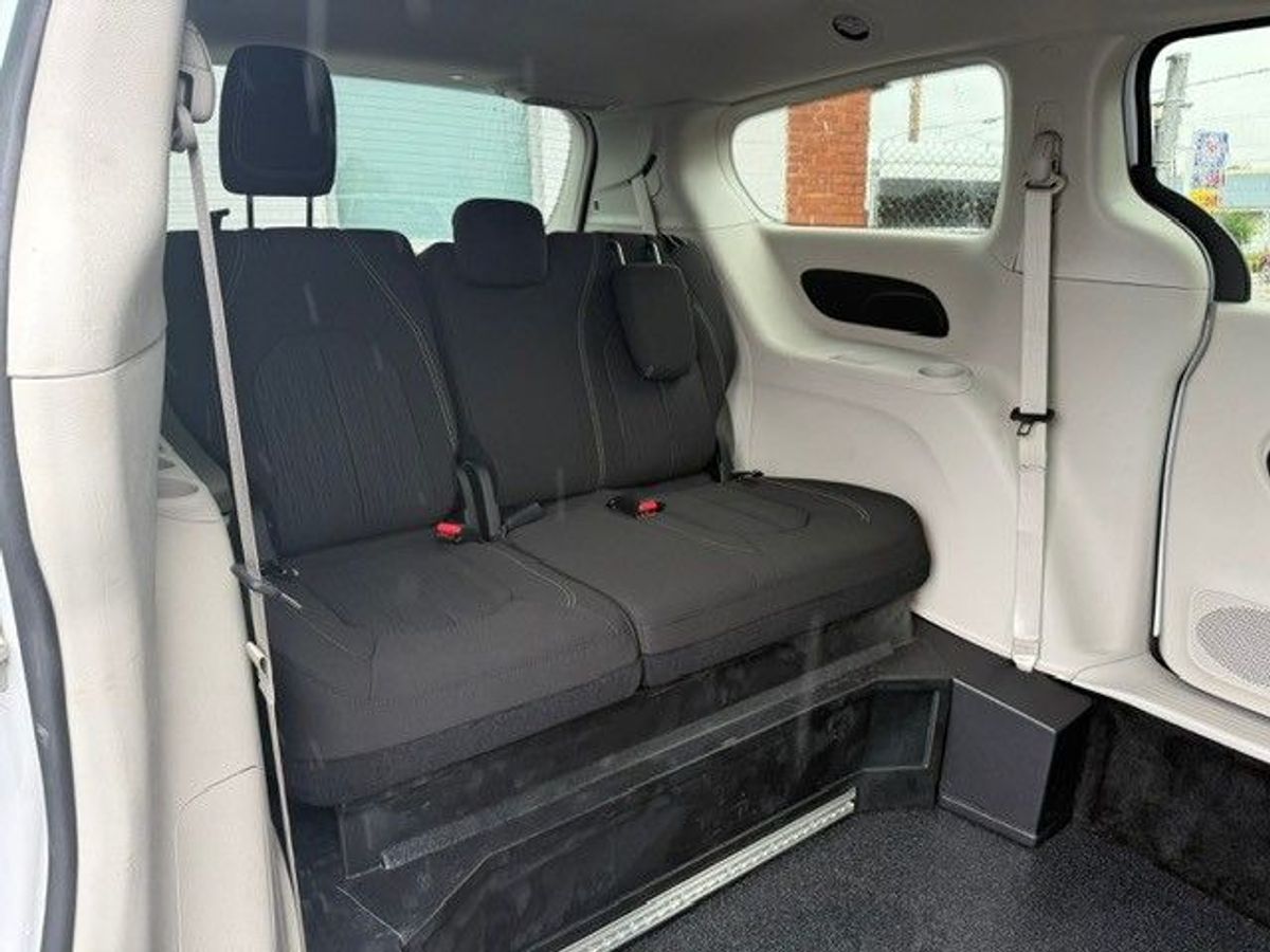 White Chrysler Voyager image number 3