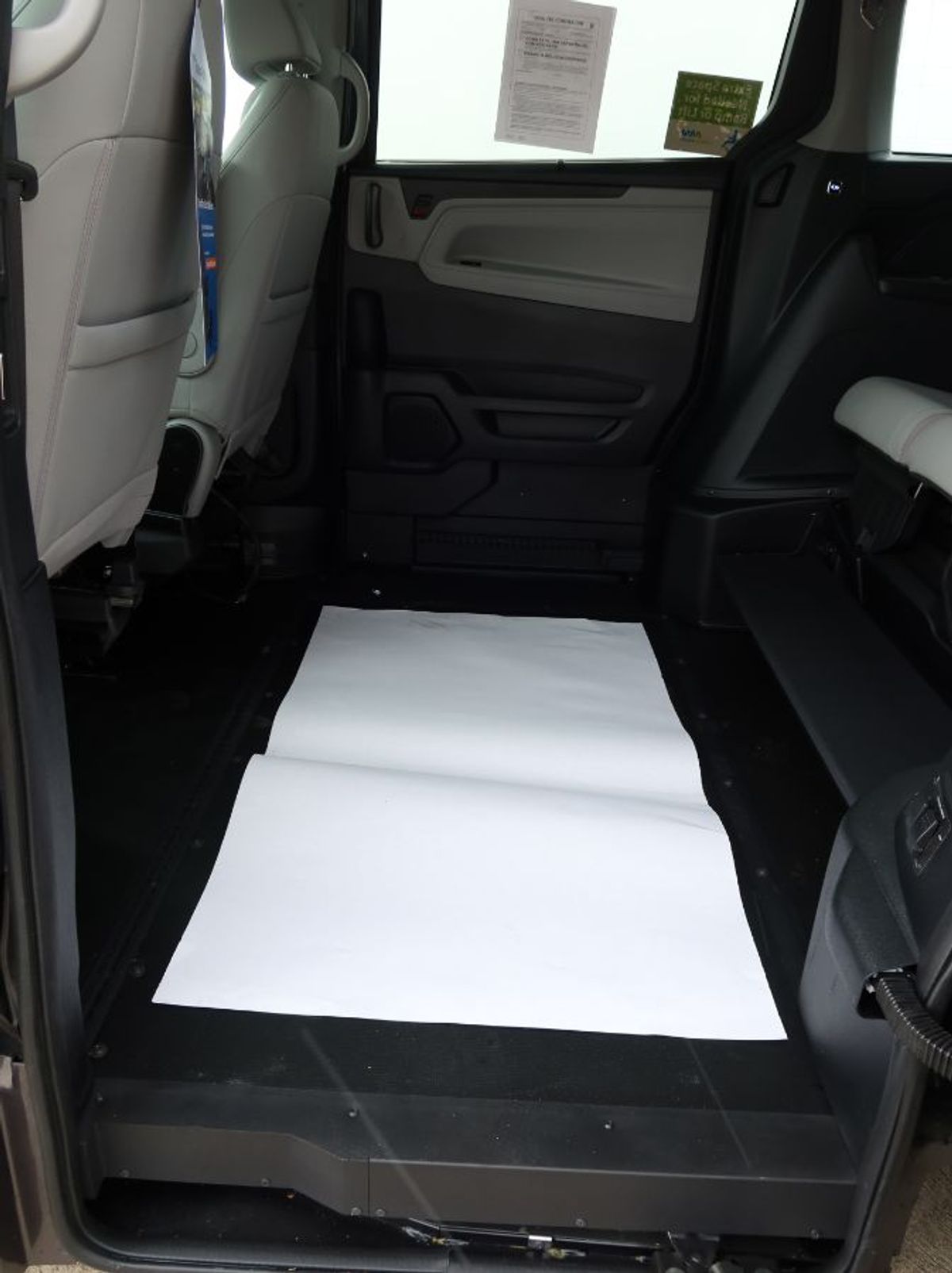 Grey Honda Odyssey image number 10
