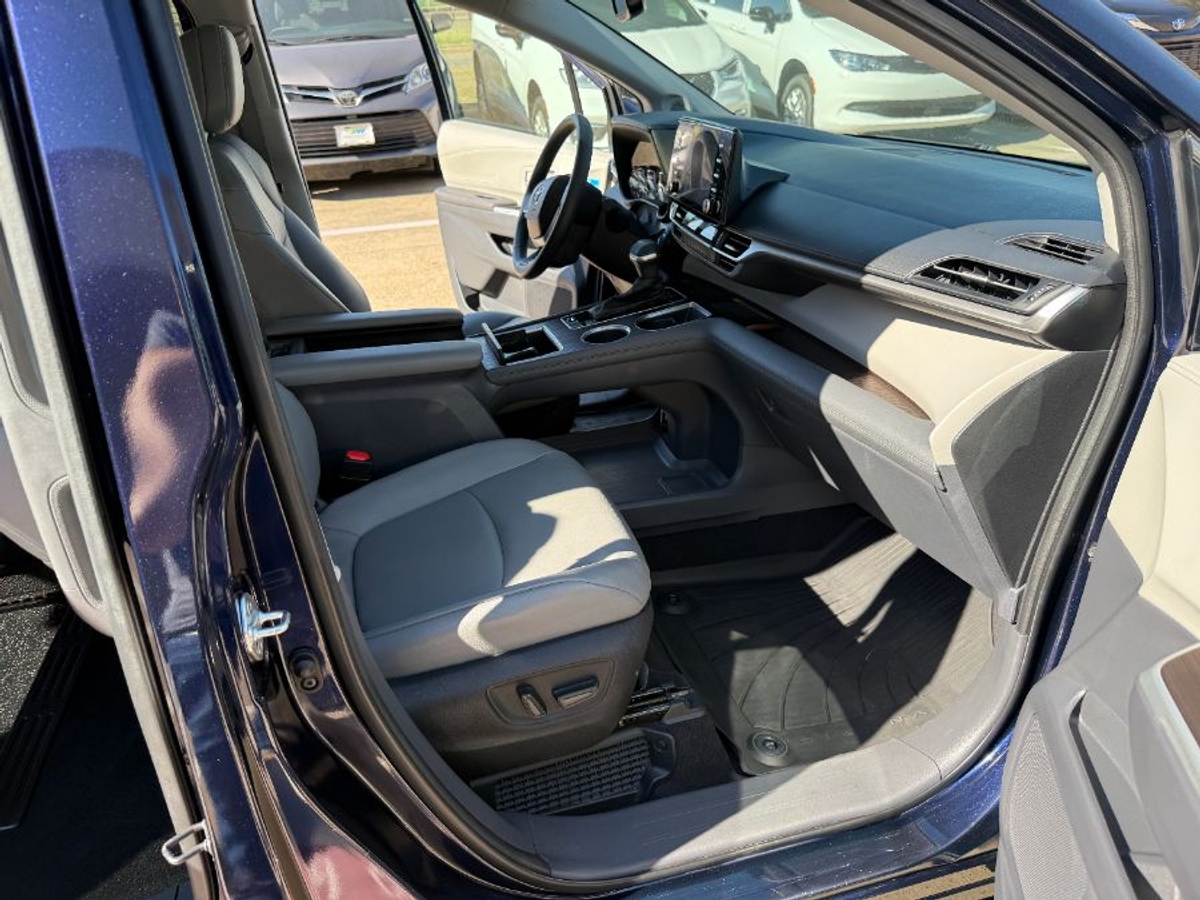 2023 TOYOTA SIENNA - Image 17