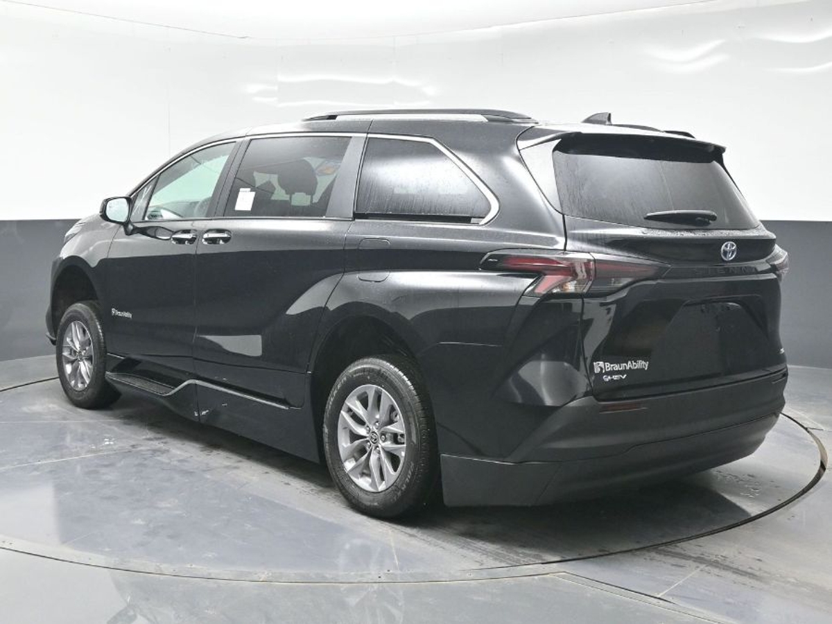 Black Toyota Sienna image number 1