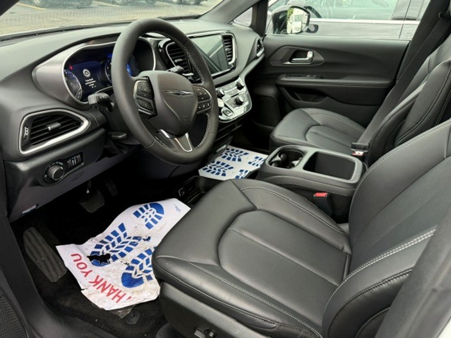 White Chrysler Voyager image number 7