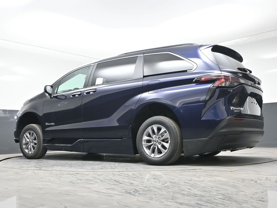 Blue Toyota Sienna image number 20