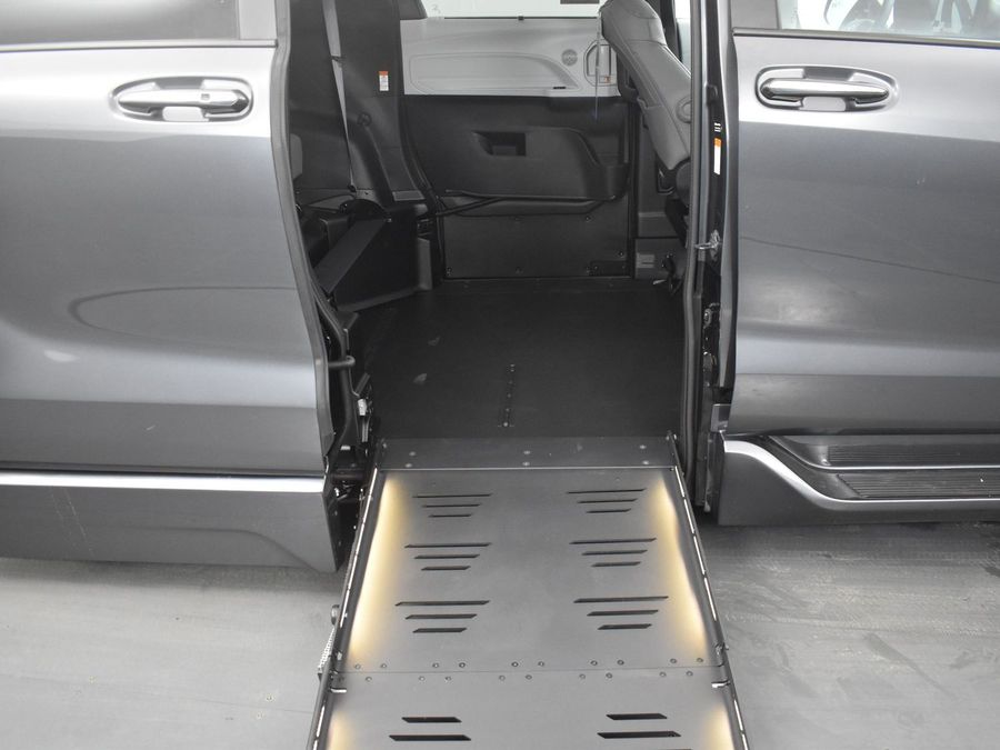 New 2025 Toyota Sienna Hybrid XLE Base - BraunAbility Side Entry Entry Fold Out Automatic Ramp