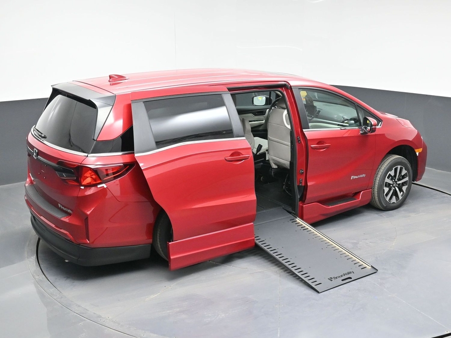 Red Honda Odyssey image number 11