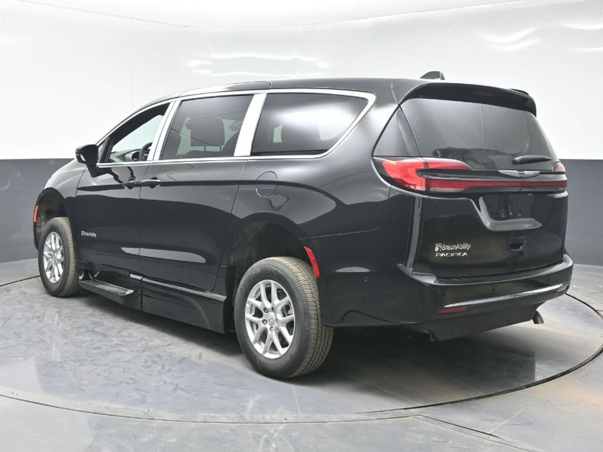 Black Chrysler Pacifica image number 1