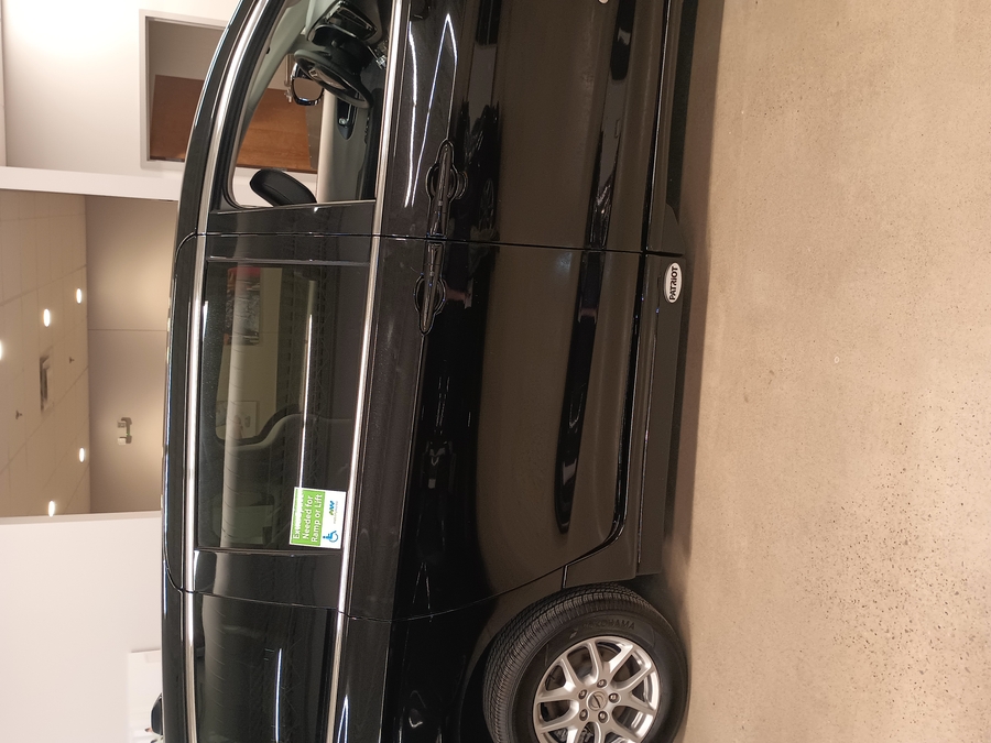 Black Chrysler Pacifica image number 3