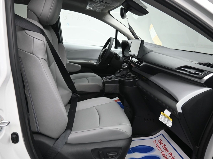 White Toyota Sienna image number 15
