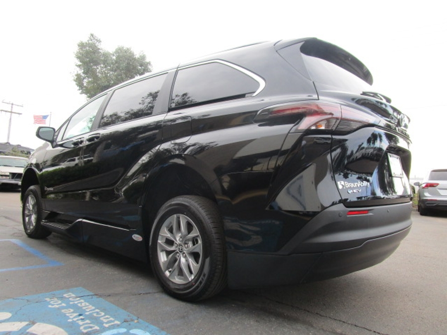 New 2025 Toyota Sienna Hybrid XLE Plus - BraunAbility Side Entry Entry In Floor Automatic Ramp
