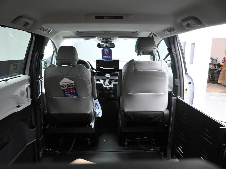 Silver Toyota Sienna image number 14