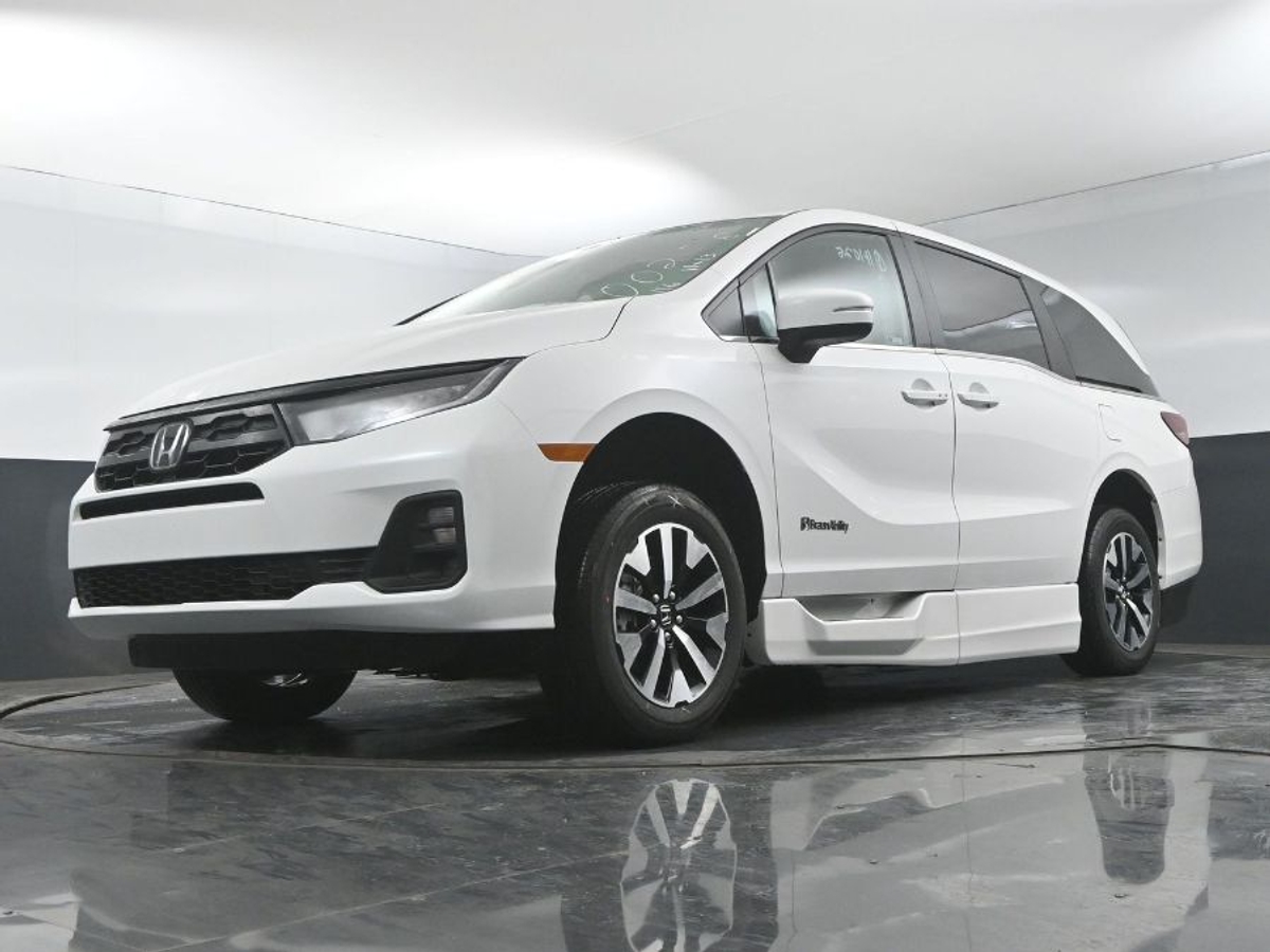 White Honda Odyssey image number 19