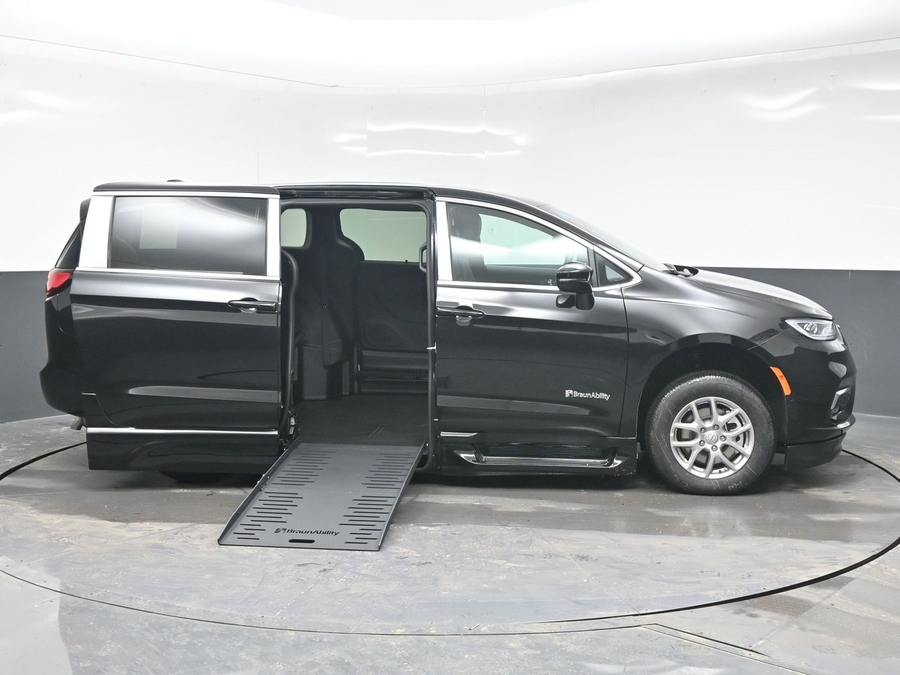 Black Chrysler Pacifica image number 7