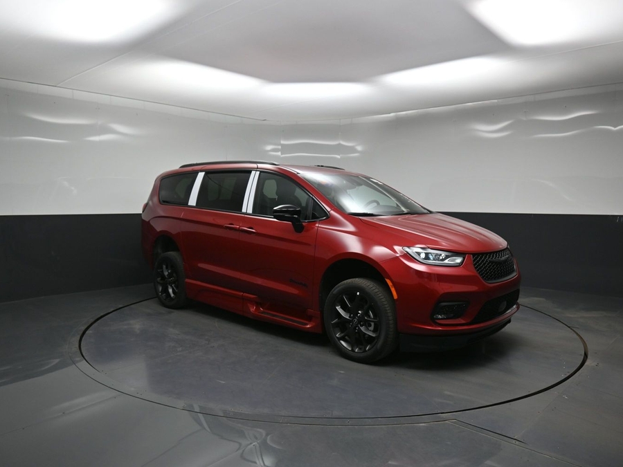Red Chrysler Pacifica image number 15