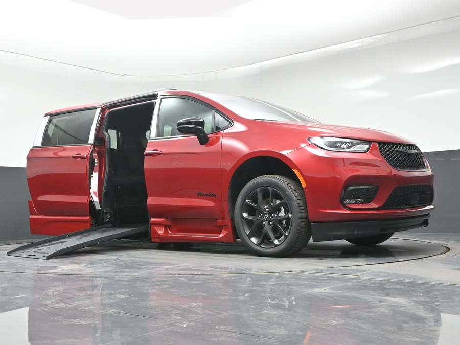 Red Chrysler Pacifica image number 14