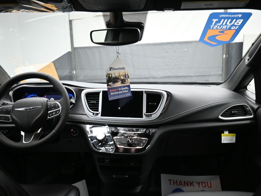 Black Chrysler Pacifica image number 15