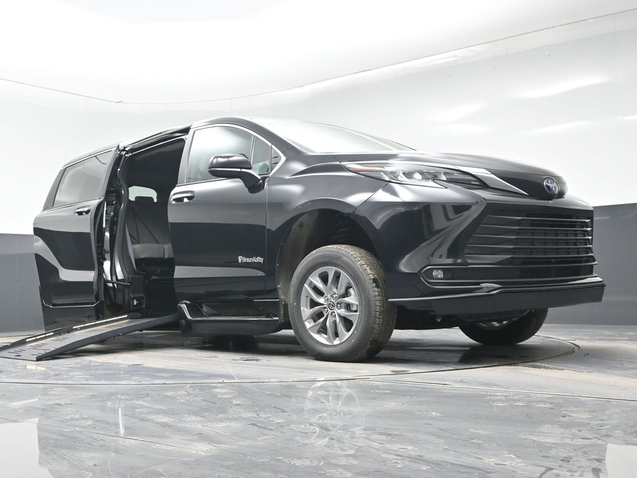 Black Toyota Sienna image number 18