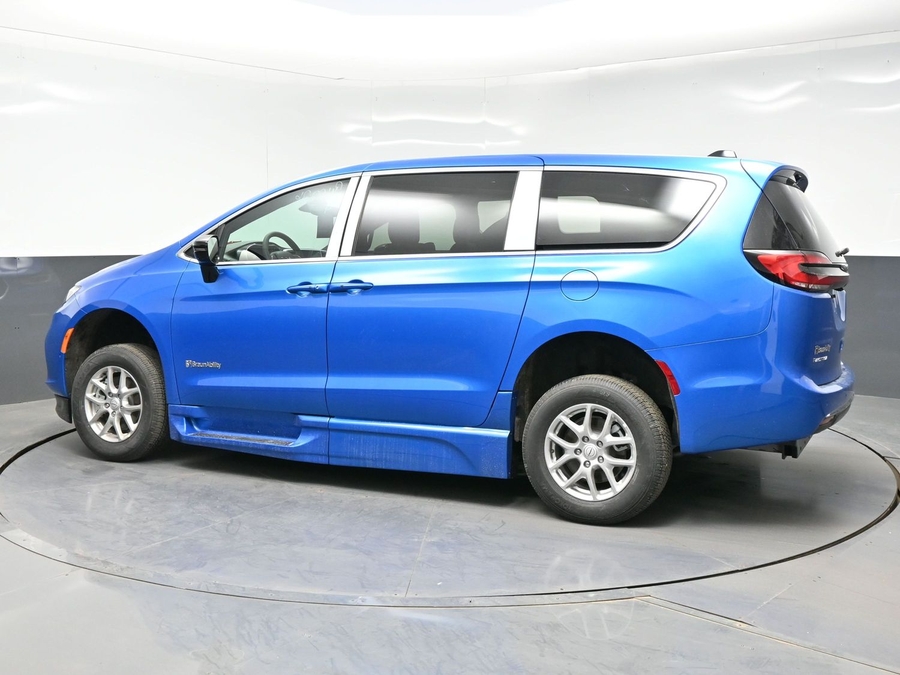 Blue Chrysler Pacifica image number 3