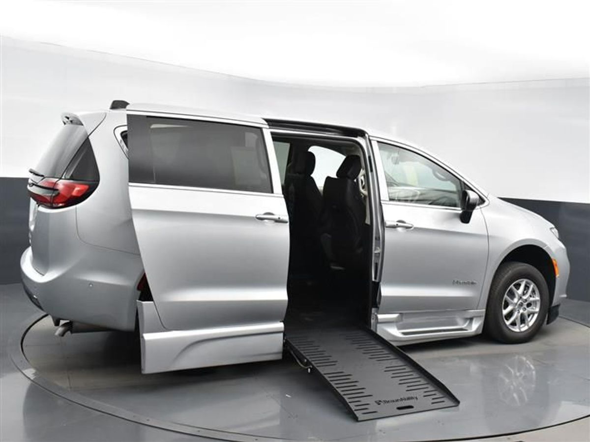 Silver Chrysler Pacifica image number 6