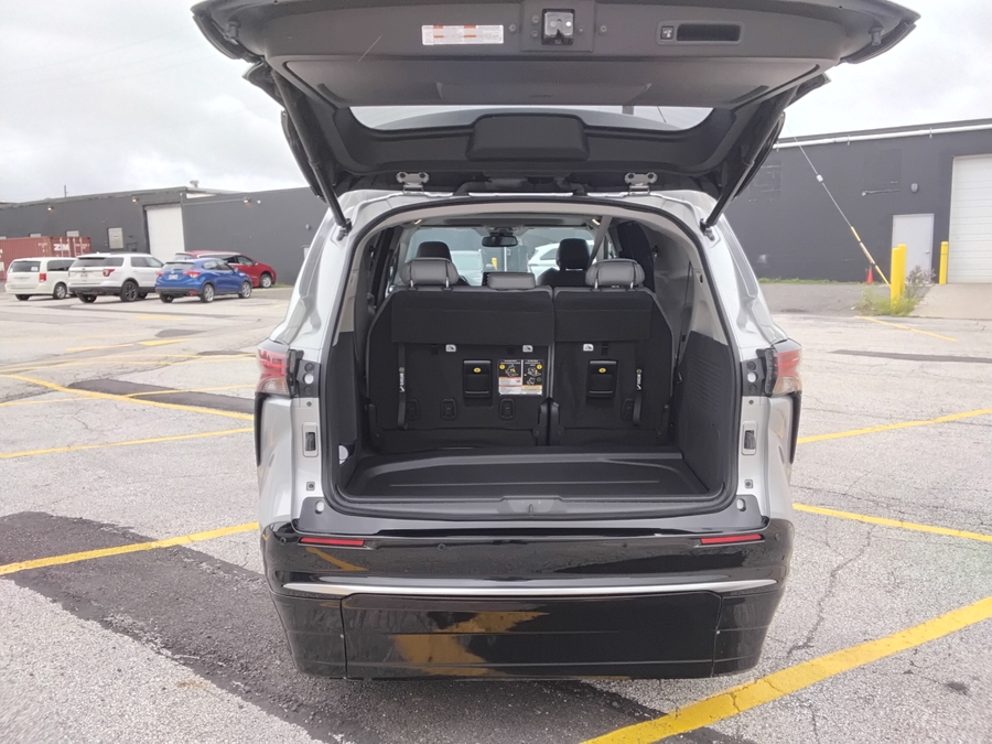 Silver Toyota Sienna image number 15