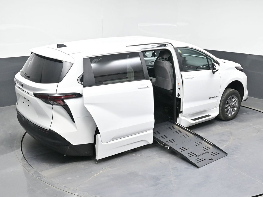 New 2026 Toyota Sienna Hybrid LE - BraunAbility Side Entry Entry Fold Out Automatic Ramp