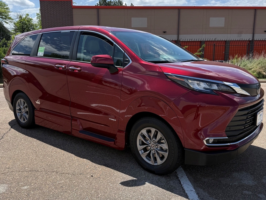2021 Toyota Sienna XLE 7-Passenger Hybrid FWD's photo