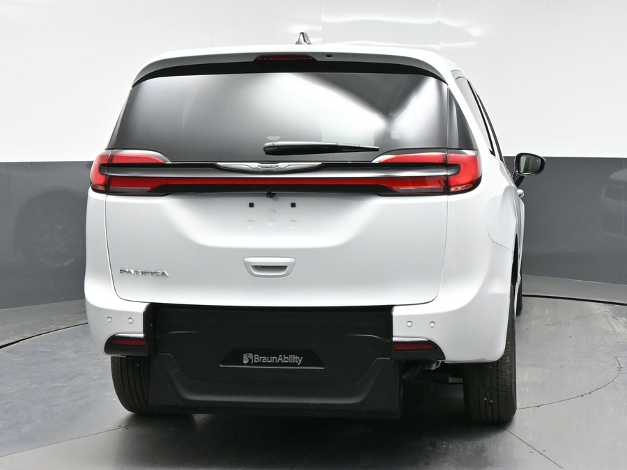 White Chrysler Pacifica image number 5