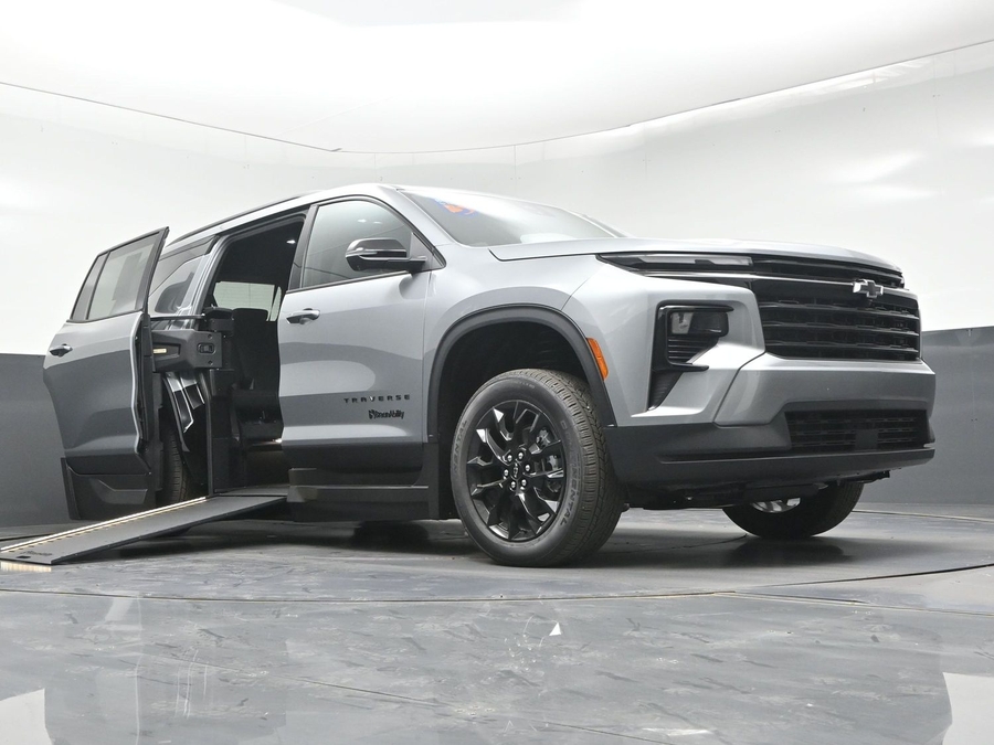 New 2026 Chevrolet Traverse 1LT Midnight - BraunAbility Side Entry In Floor Automatic Ramp