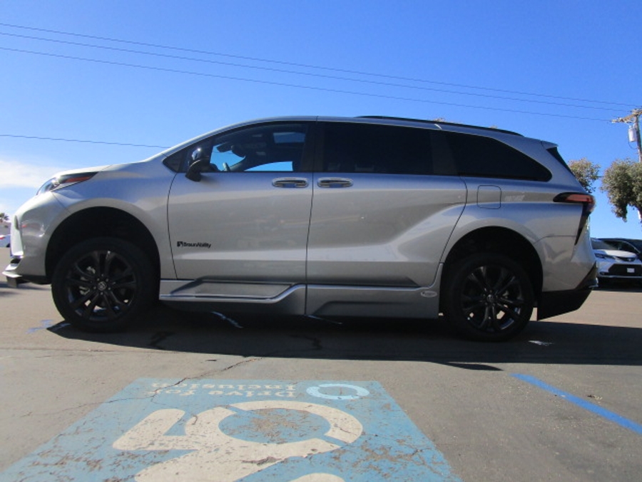 New 2025 Toyota Sienna Hybrid XSE - BraunAbility Side Entry Entry Fold Out Automatic Ramp