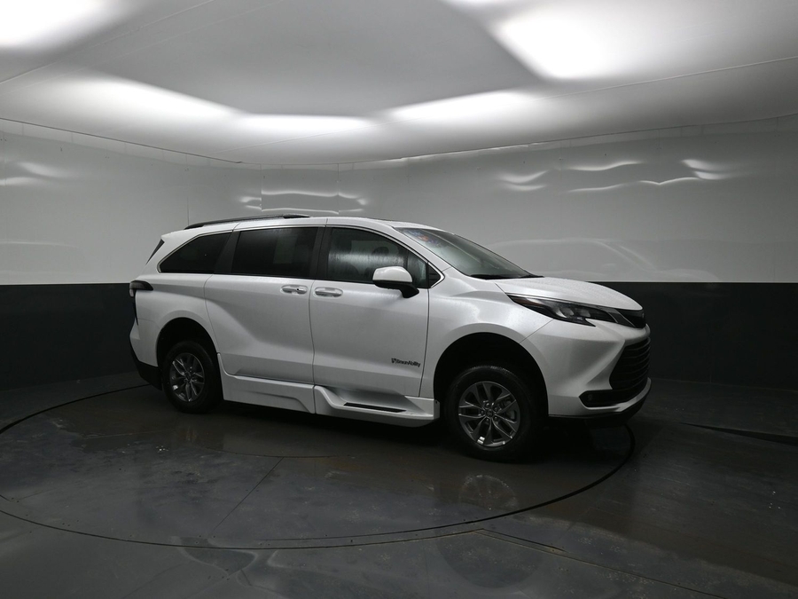 White Toyota Sienna image number 12