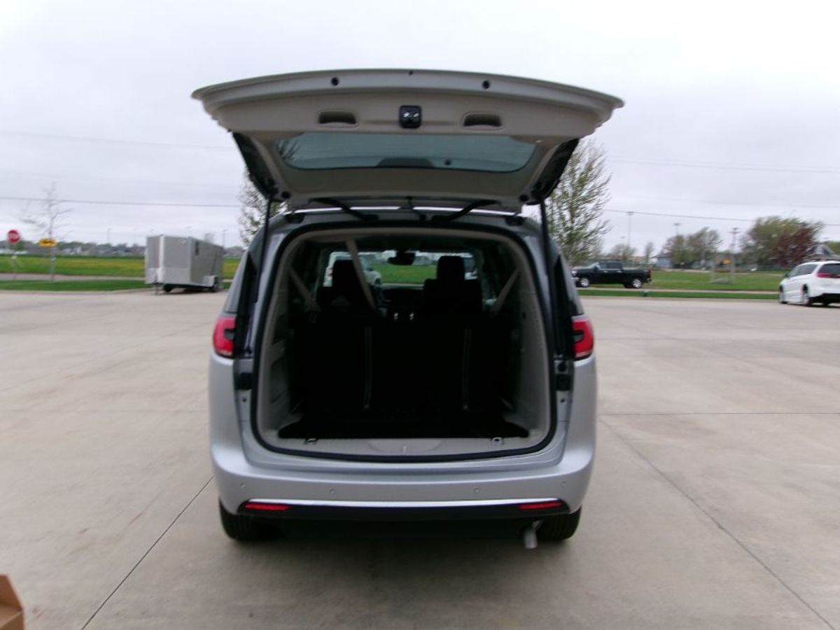 Silver Chrysler Pacifica image number 21