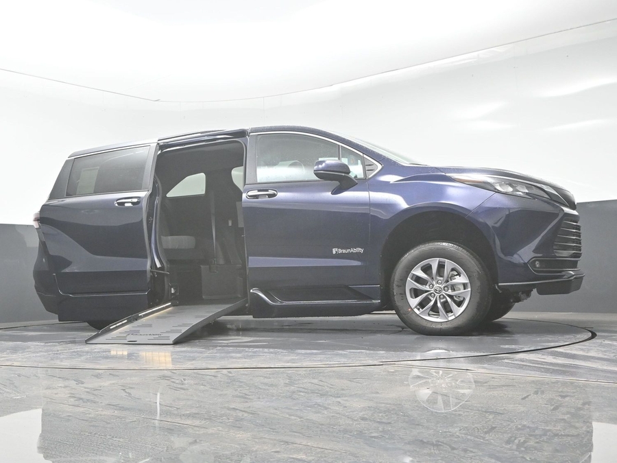 New 2025 Toyota Sienna Hybrid XLE Plus - BraunAbility Side Entry Entry Fold Out Automatic Ramp