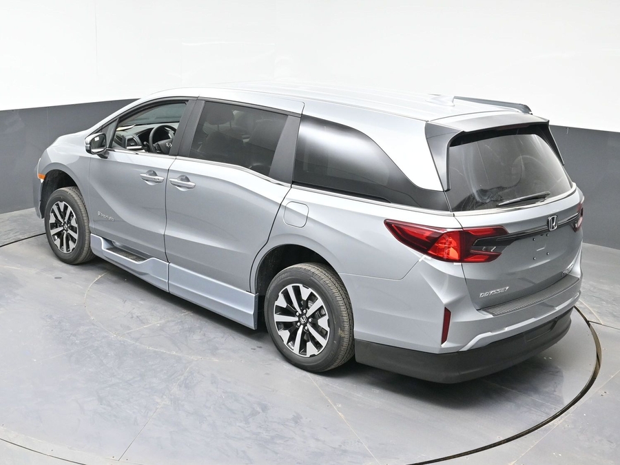 Silver Honda Odyssey image number 24