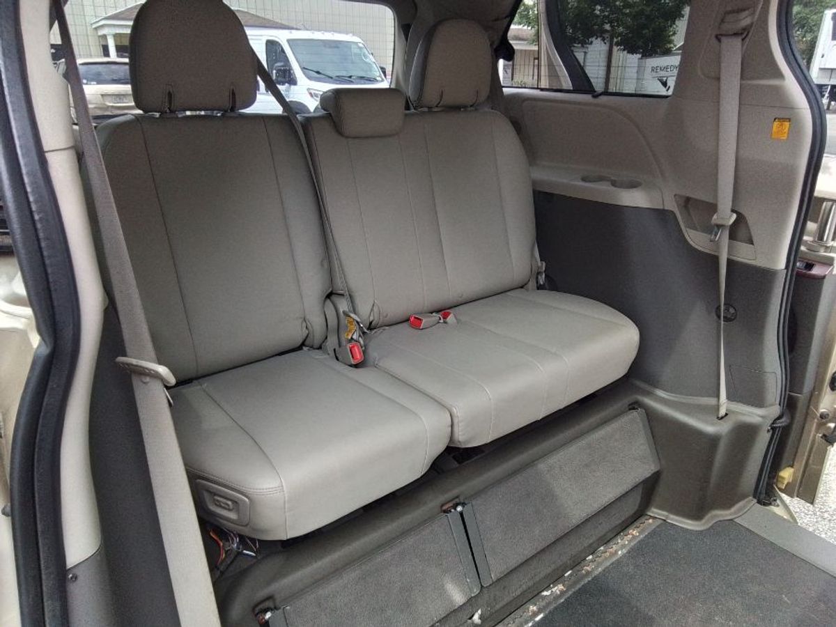 2011 TOYOTA SIENNA - Image 14