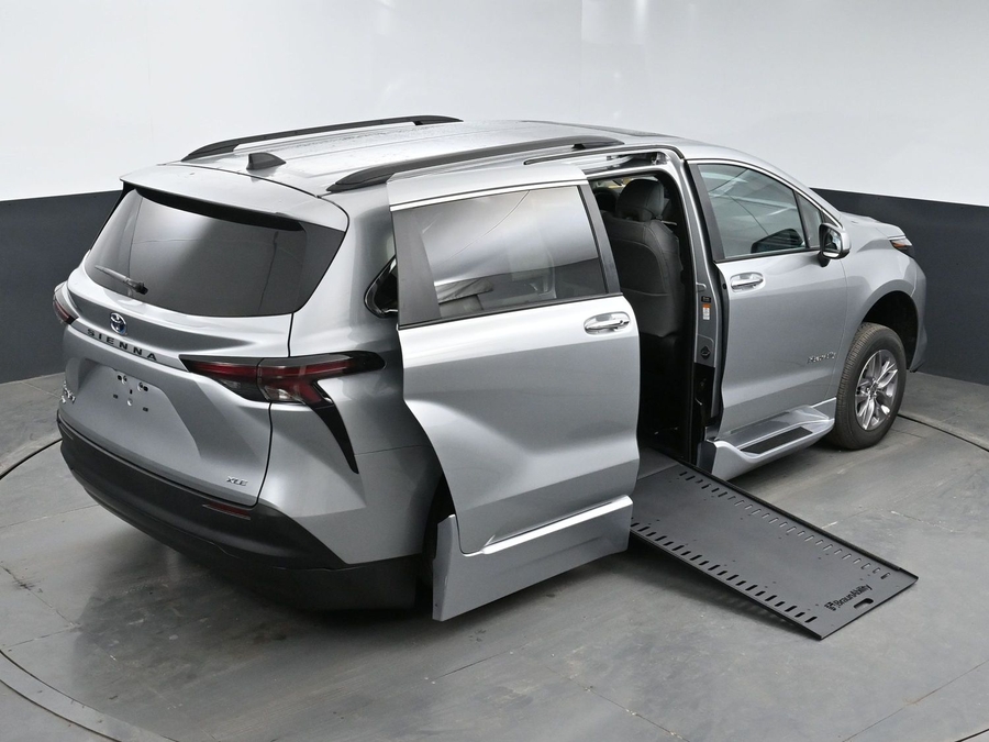 New 2025 Toyota Sienna Hybrid XLE Plus - BraunAbility Side Entry Entry In Floor Automatic Ramp