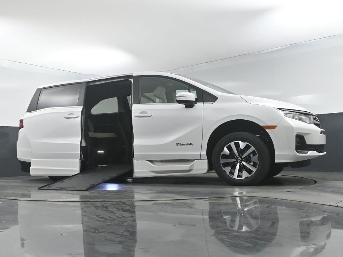 White Honda Odyssey image number 18