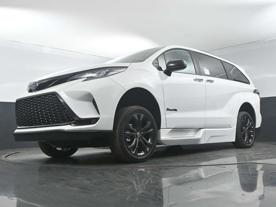 New 2025 Toyota Sienna Hybrid XSE Sport - BraunAbility Side Entry Entry In Floor Automatic Ramp