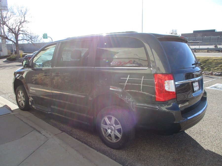 Used 2011 Chrysler Town and Country Touring - BraunAbility Side Entry Entry Fold Out Automatic Ramp