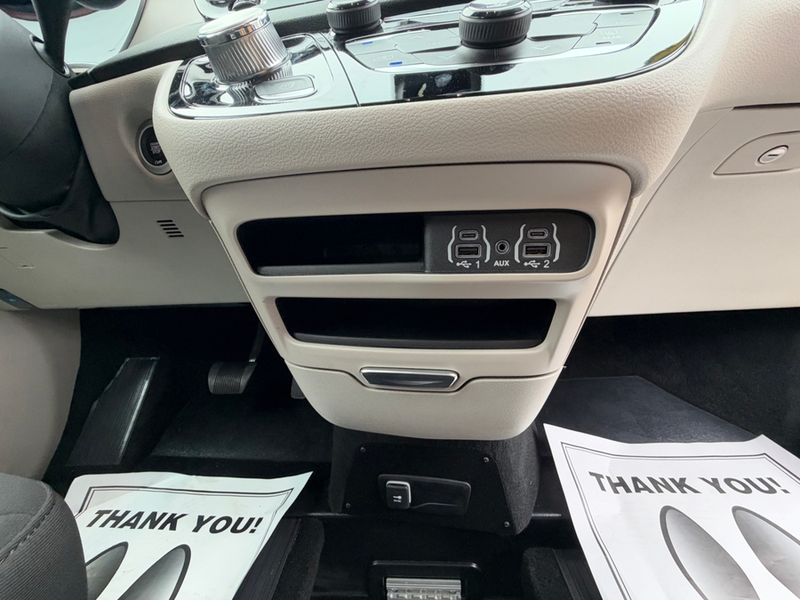 White Chrysler Voyager image number 32