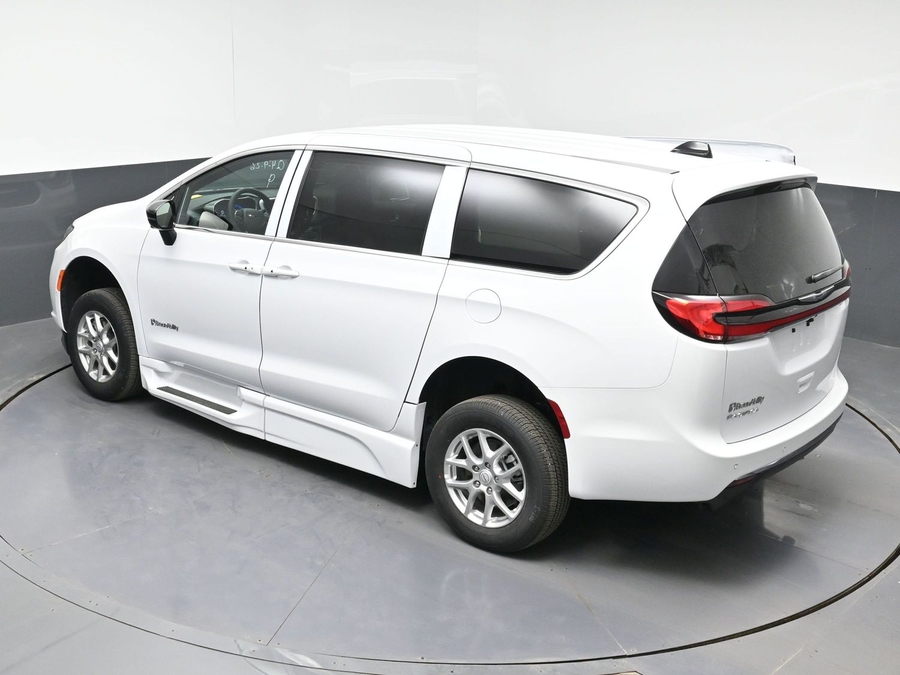 New 2026 Chrysler Pacifica Select Safety - BraunAbility Side Entry Entry Fold Out Automatic Ramp